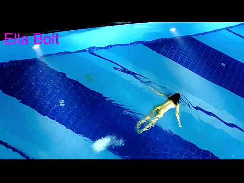 ❤️ Não consigo parar de ver, jovem loira apanhada a nadar nua na piscina da estância balnear ELLA BOLT ️❌ Porno real vídeo em nós ☑