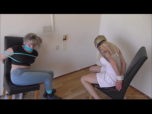 ❤️ Viciado / amarrado e amordaçado / donzela em apuros ️❌ Porno real vídeo em nós ☑