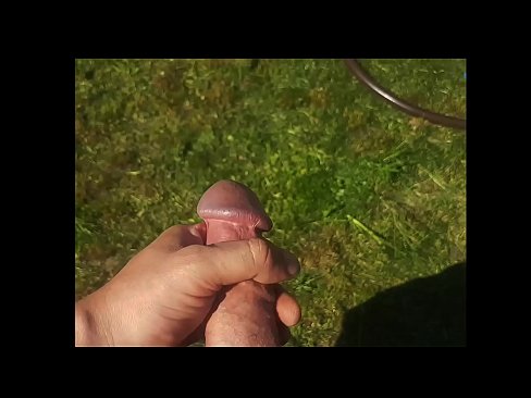 ❤️ A boazona fica com a rata rosa fodida e ejacula com um esguicho num jardim de Verão ️❌ Porno real vídeo em nós ☑