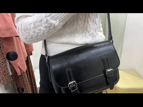 ❤️ Masturbação pública da jovem cadela FeralBerry com um dildo no provador ️❌ Porno real vídeo em nós ☑