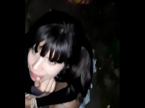 ❤️ Na rua, o pénis inchado em troca de doces ️❌ Porno real vídeo em nós ☑