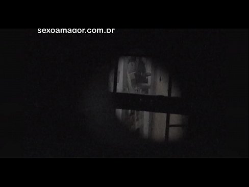 ❤️ Lourinho é filmado secretamente por um voyeur de bairro escondido atrás de tijolos ocos ️❌ Porno real vídeo em nós ☑