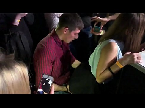 ❤️ Sexo real numa discoteca russa. Rapariga russa de 18 anos no ânus e vagina fodida numa discoteca ️❌ Porno real vídeo em nós ☑