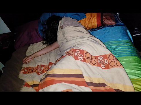 ❤️ Stepson berating a sua jovem madrasta enquanto ela dorme. ️❌ Porno real vídeo em nós ☑