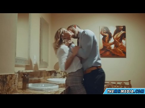 ❤️ Quando uma loira peituda o seduz numa casa de banho pública ️❌ Porno real vídeo em nós ☑